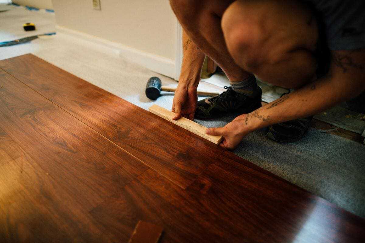 Instalación de porcelanato sobre piso existente en interior moderno